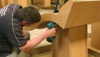 Özel imal edilmiş mobilyanın montajını yapan mobilyacı